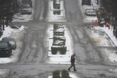 Smrtonosni ledeni talas u SAD: Stradale 83 osobe, beba preživela kada je na automobil palo drvo