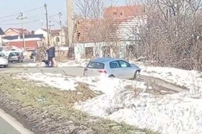 Nesreća u Obrenovcu: Posle sudara sa automobilom sleteo s puta i zakucao se u banderu! (VIDEO)