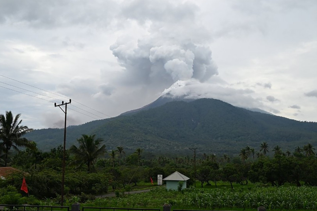 Tri vulkana proradila u Indoneziji: Oblaci pepela i gasa prekrili brojna sela