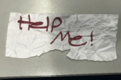 Devojčica napisala na papiru "pomozite mi" i tako uspela da pobegne od manijaka koji ju je oteo