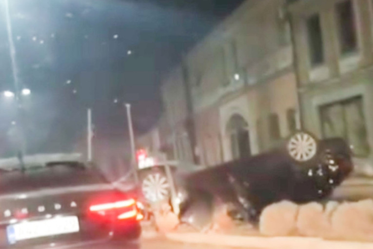 Jeziva nezgoda u Brčkom: Automobil završio na krovu (VIDEO)