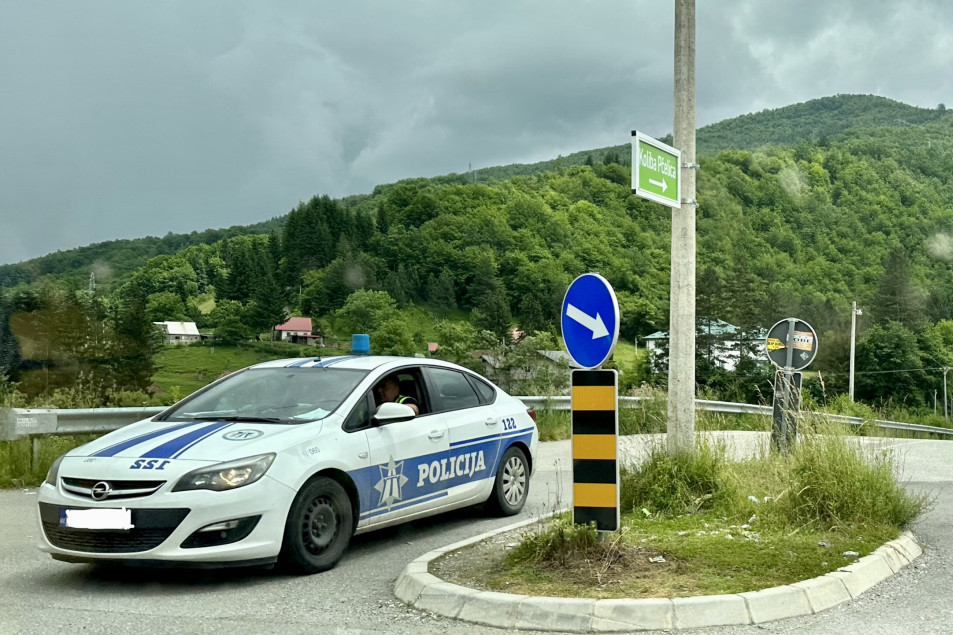 Nožem napao dve osobe: Drama u Podgorici, napadač odmah priveden, a povređeni prebačeni u bolnicu