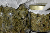 Marihuanu za prodaju pakovao u tegle: Uhapšen diler u Subotici, policija mu pronašla više od tri kilograma droge (FOTO)