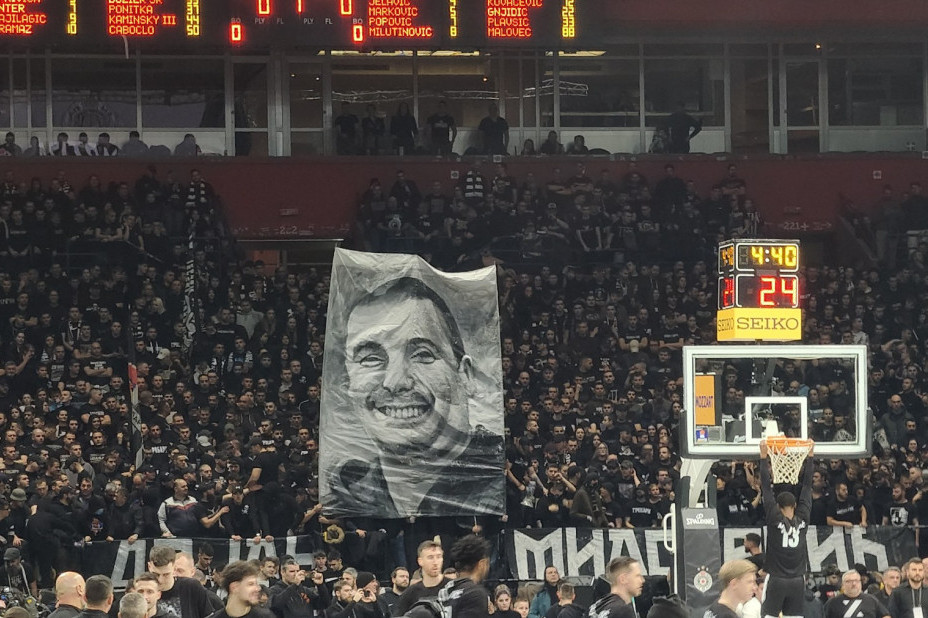 Arena u crnom grmi: Milojević Dejan! Aplauzi pokrili jecaje, ali suze ne mogu! (FOTO, VIDEO)