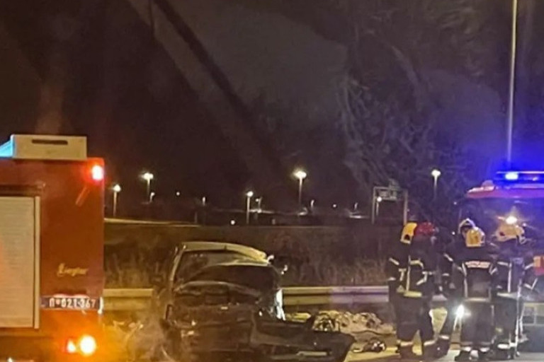 Teška saobraćajka na Obrenovačkom putu: Automobil završio na bankini, u vozilu bila i deca! (FOTO)