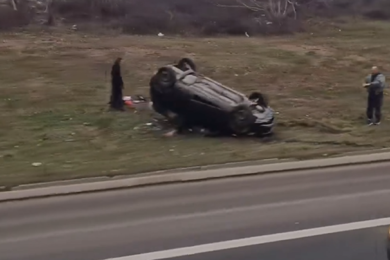 Stravična nesreća na Konjarniku: Pogledajte kako je automobil izleteo sa auto-puta i prevrnuo se na krov (VIDEO)