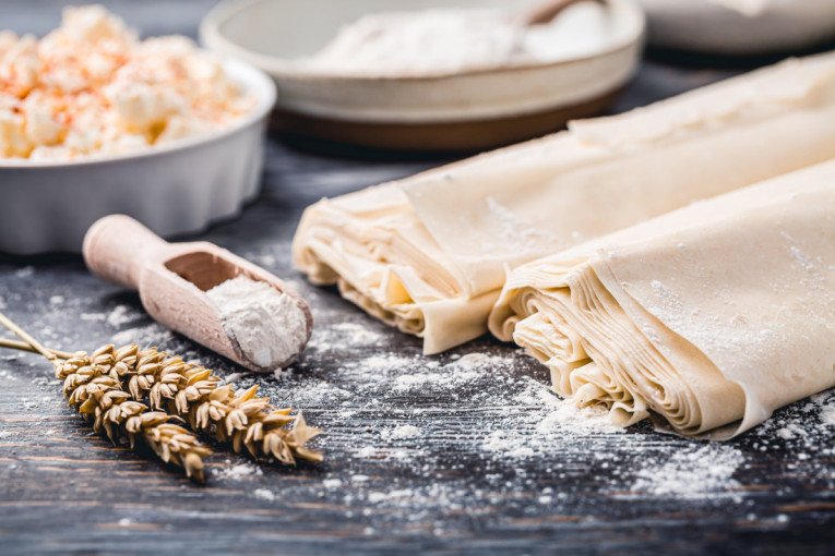 Recept dana: Mekana pita sa višnjama topi se u ustima, a slatki preliv daje joj posebnu sočnost