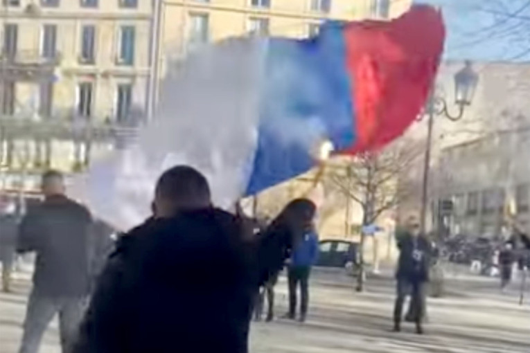 Kad se Srbi venčavaju u Parizu! Navijači ih dočekali sa bakljama i trubačima, pa napravili feštu! Parižani se okretali i aplaudirali! VIDEO