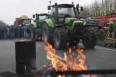 Tragedija na protestima u Francuskoj! Automobil se zaleteo na besne poljoprivrednike, stradale žena i njena ćerka (14) (FOTO)