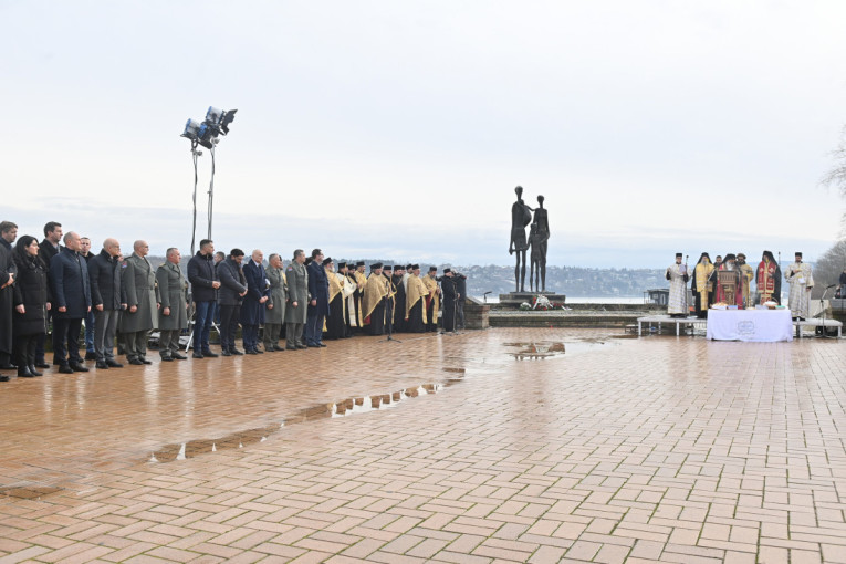Obeležena 82. godišnjica Novosadske racije: Vence položili ministar Vučević i gradonačelnik Đurić (FOTO)
