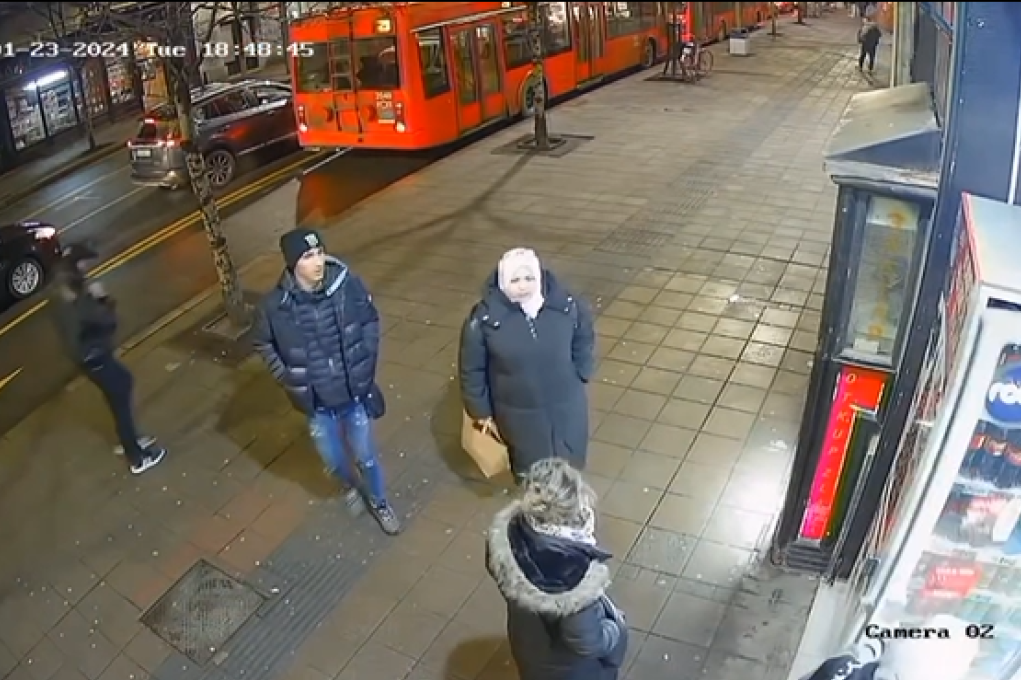 Ako vidite ovog mladića, javite policiji! Nadzorne kamere ga snimile kako džepari ljude usred Beograda (VIDEO)