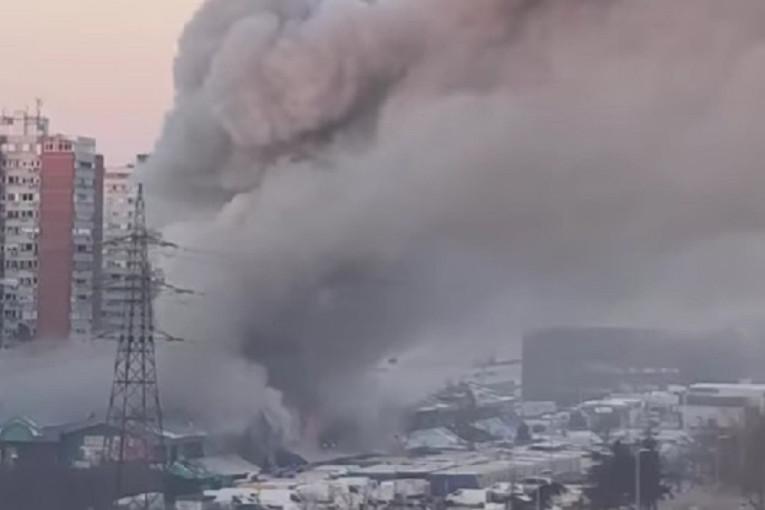 Blok prekriven gustim dimom: Pogledajte snimke požara, kineski tržni centar bukti (VIDEO)