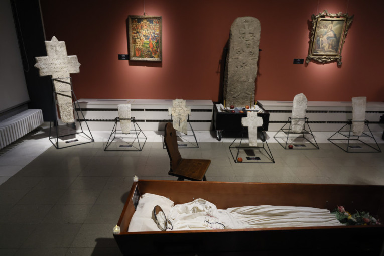 Mrtvački sanduci, nadgrobni spomenici, krstovi, amajlije: "Timor Mortis: Strah od smrti" u Etnografskom muzeju (FOTO)