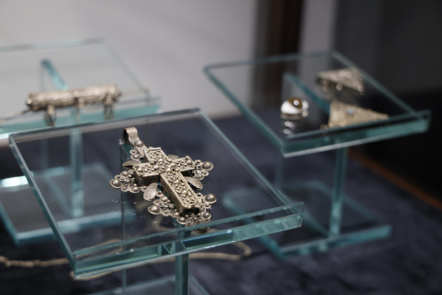 Mrtvački sanduci, nadgrobni spomenici, krstovi, amajlije: "Timor Mortis: Strah od smrti" u Etnografskom muzeju (FOTO)