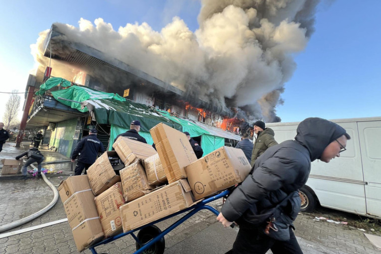 Spasava ko šta može! Iz tržnog centra u plamenu iznose kutije sa robom (FOTO/VIDEO)