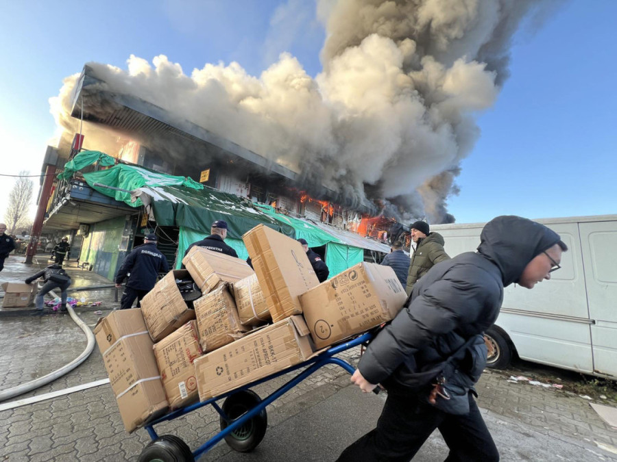 Kinezi izneli šta su mogli - plišane igračke, odeća i kutije na ulazu u Blok 70, prodaju ih budzašto  (FOTO)