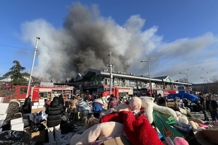 Kinezi izneli šta su mogli - plišane igračke, odeća i kutije na ulazu u Blok 70, prodaju ih budzašto  (FOTO)