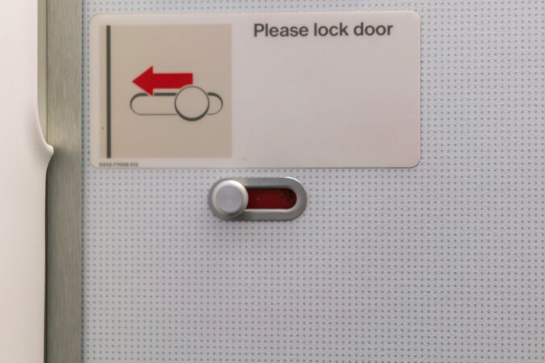 Par priveden nakon skandala u toaletu aviona! Zaključali se i bili jako glasni