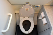 Putnik proveo ceo let zaglavljen u toaletu aviona: A onda mu je posada gurnula poruku ispod vrata