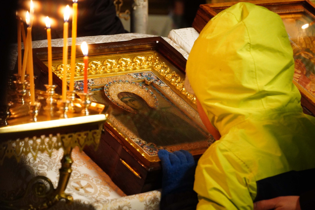 Čudotvorna ikona Majke Božije još danas u Beogradu! Stotinu metara dugačak red ispred hrama, a onda ikona putuje po Srbiji