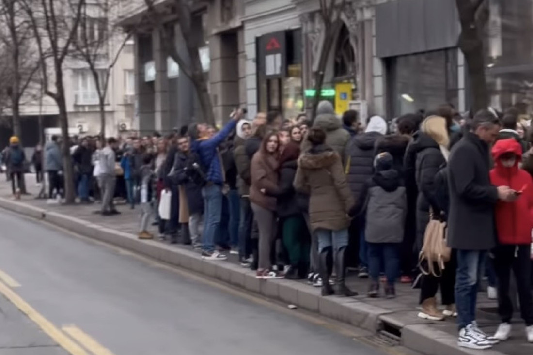 Naneli izazvao haos u centru Beograda! Grobari u redovima čekali na druženje sa Amerikancem – on u neverici zbog broja ljudi! (VIDEO)