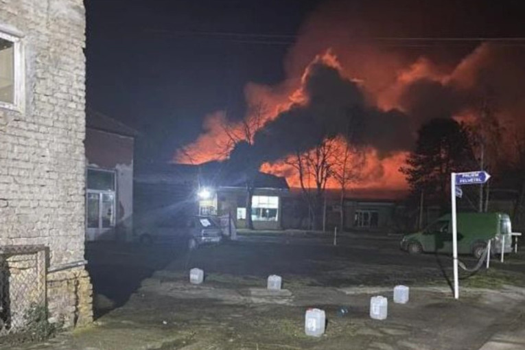 Veliki požar kod Sombora: Gori banja u Bezdanu - plamen se diže nekoliko metara u visinu! (FOTO)