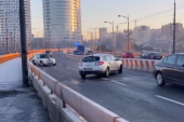 Jutros u Beogradu haos na putu, večeras isto! Automobili proklizavaju, policajac u panici, "mini kuper" udara u vozilo (VIDEO)