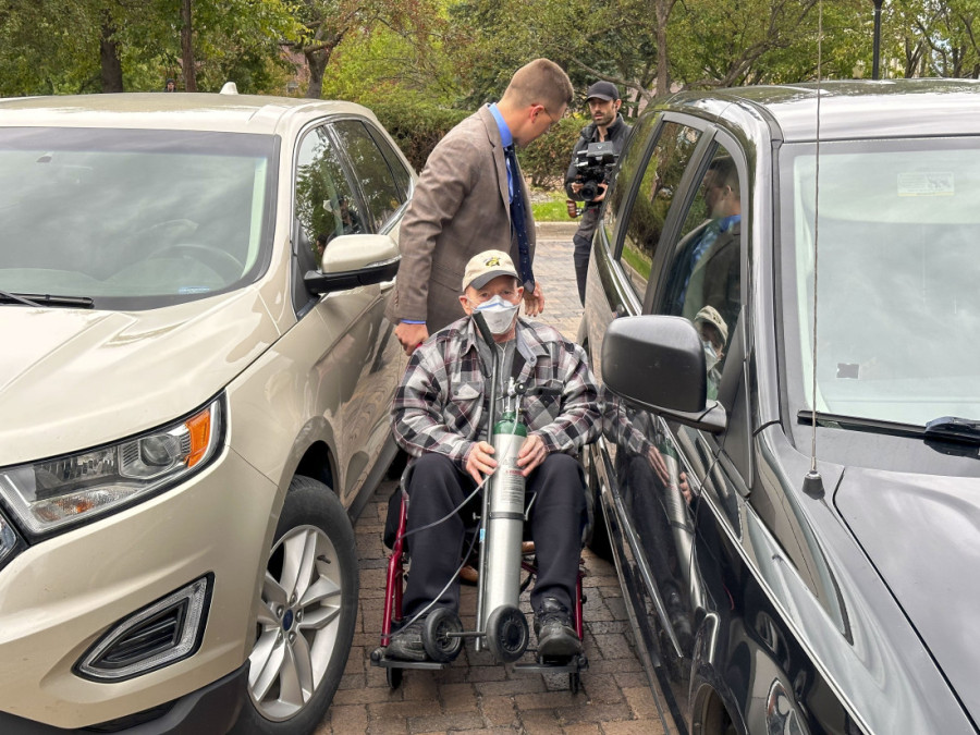 Ostalo mu je još šest meseci života, ali ipak ide na sud: Ovo je čovek koji je ukrao čuvene crvene cipele iz filma "Čarobnjak iz Oza" (FOTO)