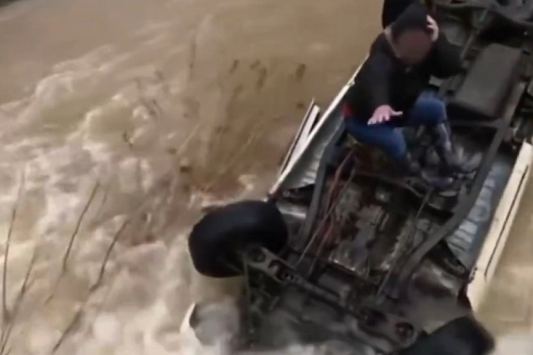 Neverovatna priča: Žena preživela pad u reku jer se popela na prevnuti automobil, plutala 15 sati (VIDEO)