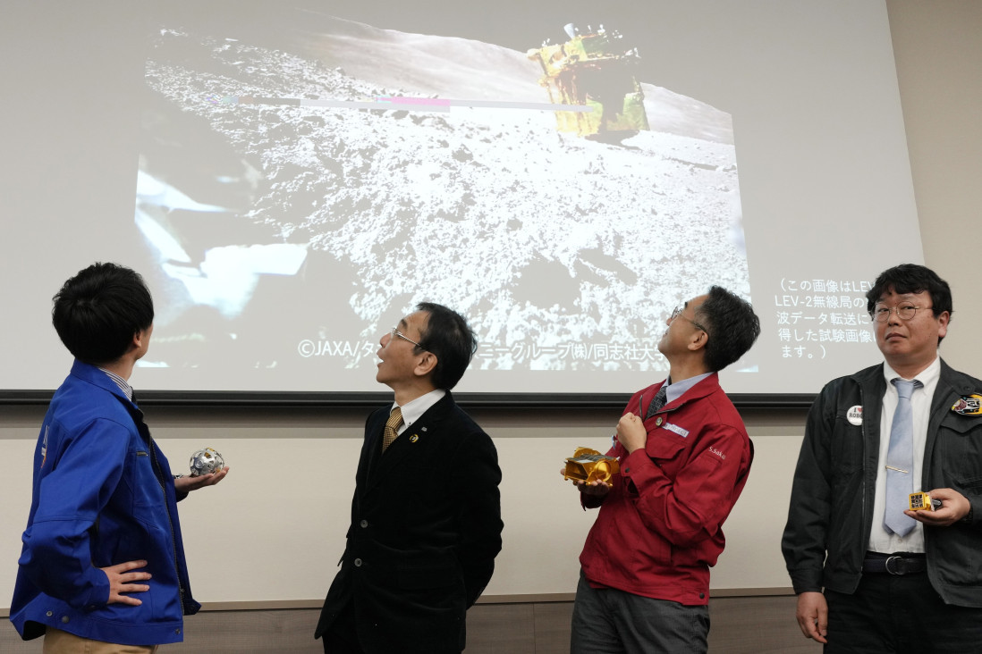 Japanska letelica SLIM sletela na Mesec oko 55 metara od cilja: Objavljene i prve fotografije (FOTO)