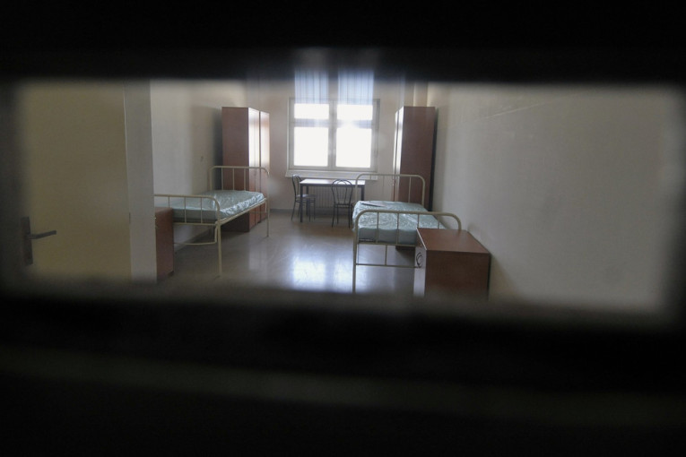 Strasna drama u hotelu! Pomahnitali ljubavnik (84) vitlao nožem, ženu ubo u glavu