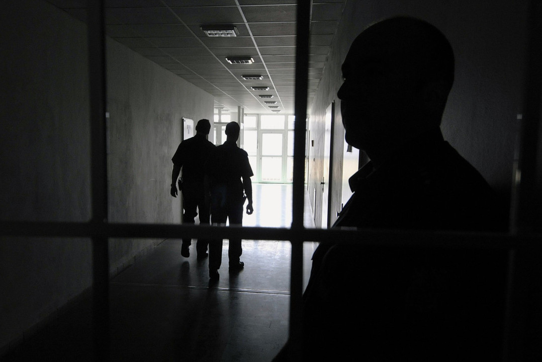 Pomahnitala starica! Napala doktorku, izujedala policajca