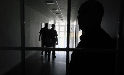 Silovatelji iz Prištine osuđeni na ukupno 62 godine zatvora! Duže od godinu dana seksualno zlostavljali devojčicu (11)