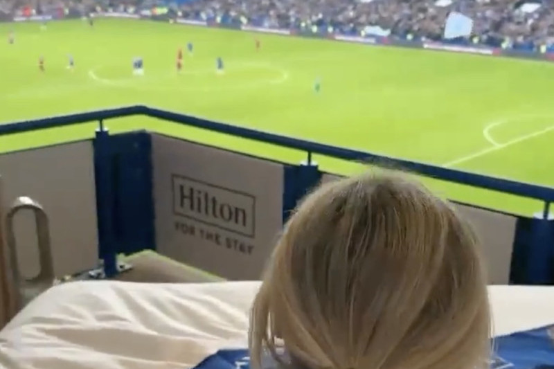 Ljudi, ubićete fudbal! Čelsi obrnuo igricu bizarnosti - plavuša navija iz kreveta na Stamford bridžu! (VIDEO)