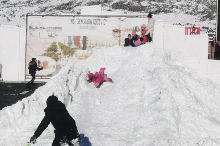 Nesvakidašnji tobogan osvanuo u Tutinu: Od viška snega radnici napravili sadržaj u kom deca uživaju svaki dan (FOTO)