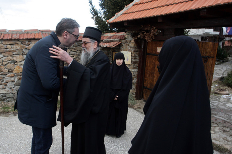 Vučić u manastiru Svetog Pantelejmona u Vranju: Obilaziću svetinje u narednim godinama i probati da im pomognem! (FOTO/VIDEO)