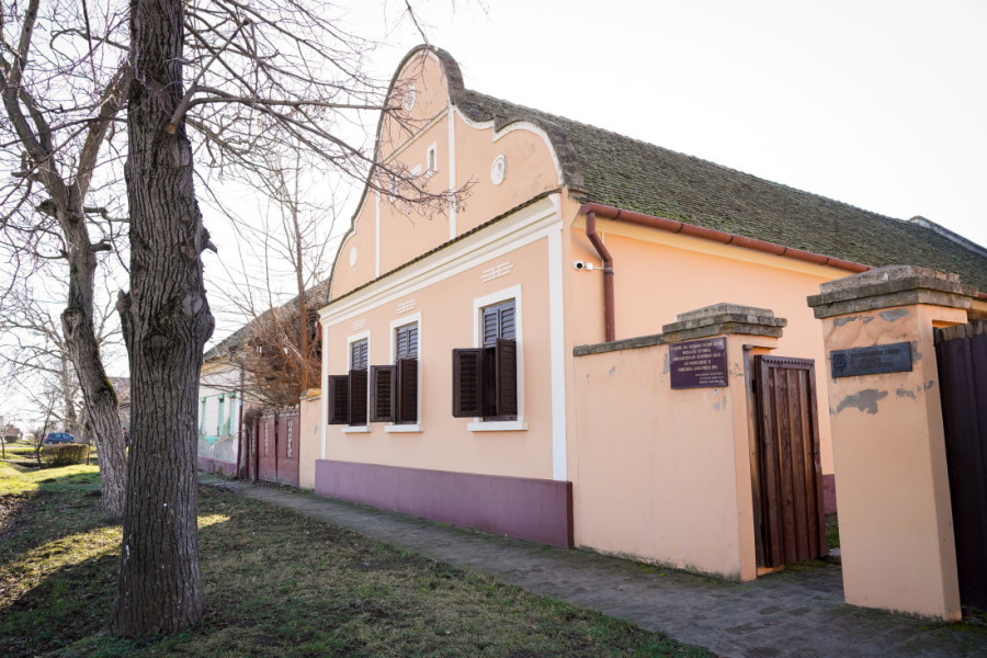 Premijerka Brnabić i Hil u poseti Memorijalnom kompleksu "Mihajlo Pupin" u Idvoru