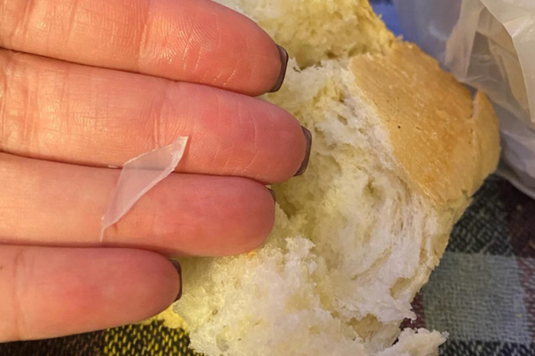 Biljana iz Čačka u hlebu pronašla komad plastike: "Da je dete progutalo ko zna šta bi bilo" (FOTO)