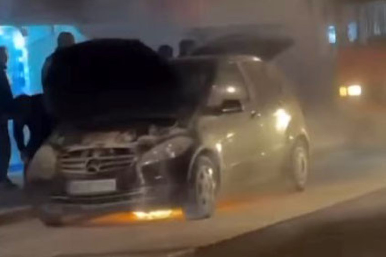 Užas u Požeškoj ulici: Automobil se zapalio na tramvajskim šinama, kolaps na Banovom brdu (VIDEO)