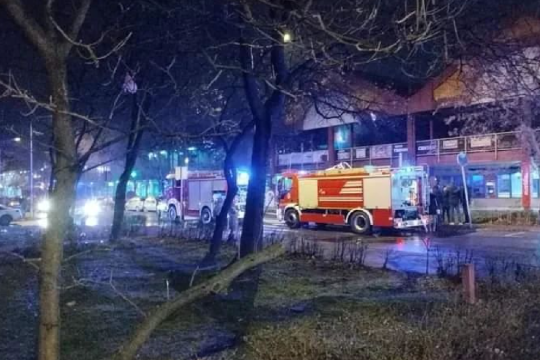 Goreo TC Enjub na Novom Beogradu! Vatra buknula na drugom spratu, vatrogasci uspeli da spreče dalje širenje (FOTO/VIDEO)