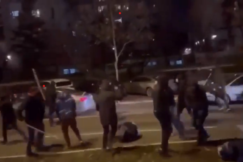Žestoka tuča navijača na Novom Beogradu! Tukli se sekirama i palicama, ima povređenih maloletnika