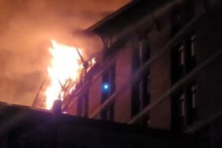 Stravični snimci požara u Specijalnoj bolnici na Zlatiboru: Evakuisani pacijenti, vatrogasci se celu noć borili sa stihijom (FOTO/VIDEO)