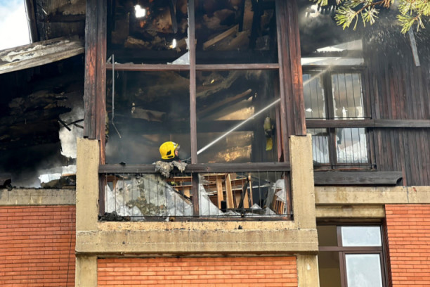 Ovako izgleda zgarište na Zlatiboru nakon požara: Evakuisano 30 dece i više nepokretnih ljudi, oglasio se direktor (FOTO/VIDEO)
