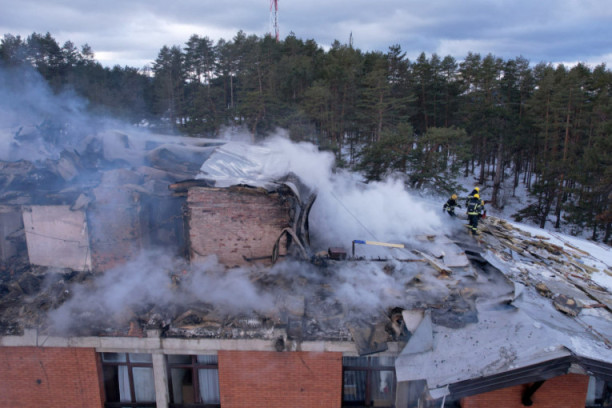 Ovako izgleda zgarište na Zlatiboru nakon požara: Evakuisano 30 dece i više nepokretnih ljudi, oglasio se direktor (FOTO/VIDEO)