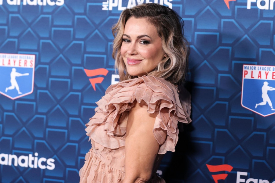 Glumica jednom objavom razbesnela javnost: Ima milione, a moli za donacije da sina pošalje na put (FOTO)