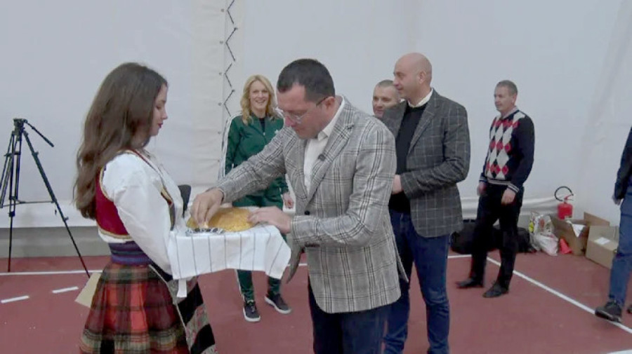 Posle šest decenija škola u Velikim Crljenima dobila balon halu! Predsednik opštine Lazarevac - "Puno mi je srce!" (FOTO)