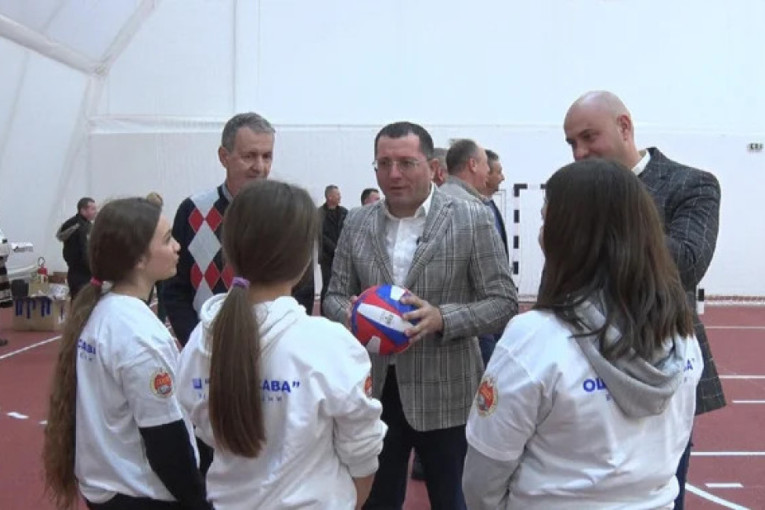 Posle šest decenija škola u Velikim Crljenima dobila balon halu! Predsednik opštine Lazarevac - "Puno mi je srce!" (FOTO)