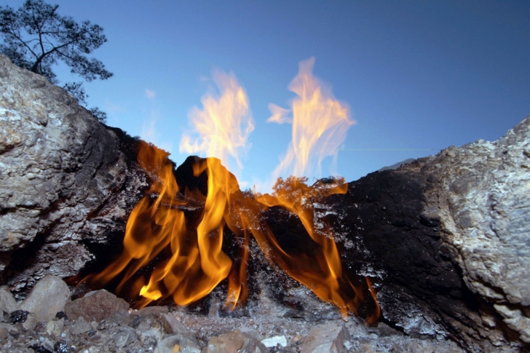 Fenomen večne vatre koja gori hiljadama godina u prirodi ne prestaje da zaokuplja pažnju (VIDEO)