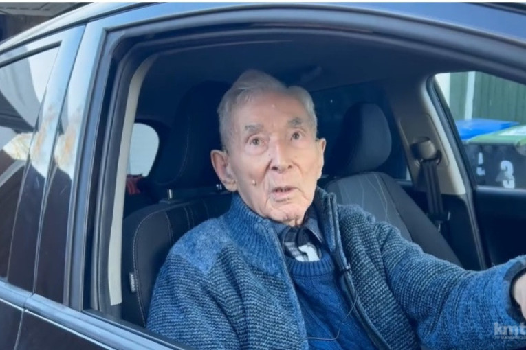 Refleks mu je kao munja: Deda ima 100 godina, ali se hvali da i dalje vozi ludo i brzo