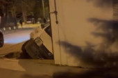 Bizarna nezgoda na Petlovom brdu: Skoro ceo automobil upao u rupu - vire samo točkovi! (VIDEO)